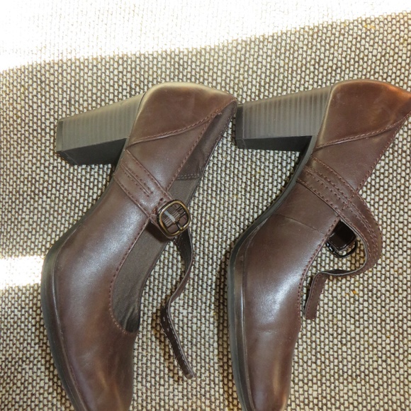 Clarks Brown Leather Mary Jane Pumps - Picture 3 of 8
